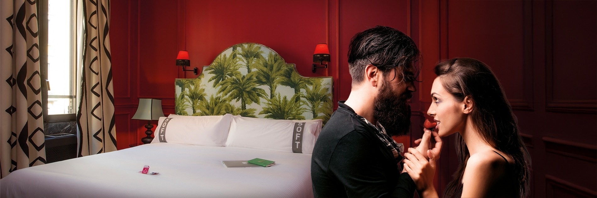 un hombre y una mujer están parados uno al lado del otro y sonriendo