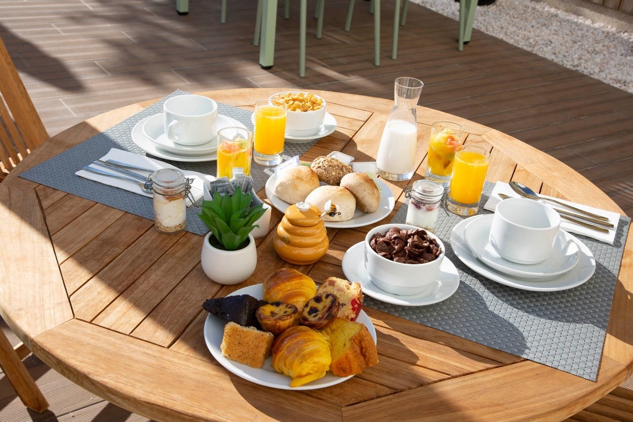 Colazione deliziosa in stile casual a Casual Raízes Porto, perfetta per un boutique hotel vicino a Santa Catarina.
