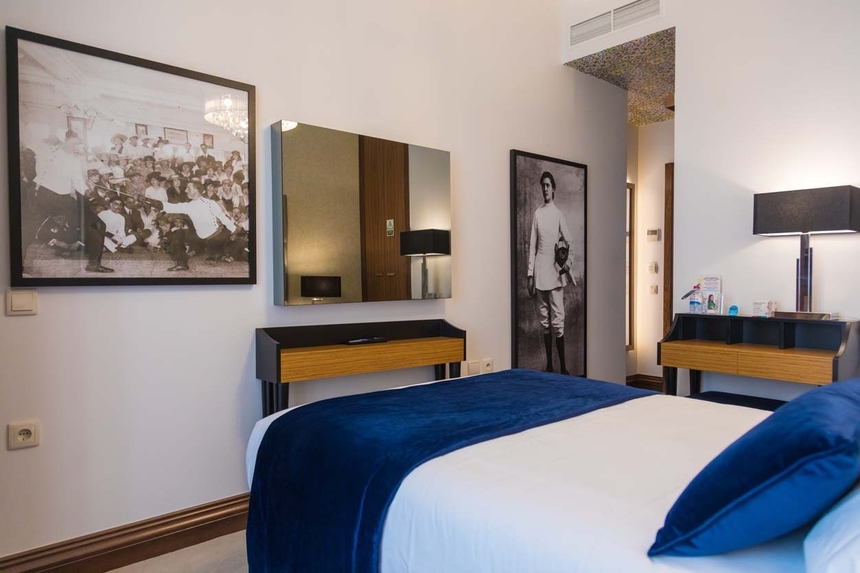 Hotelzimmer im Casual Belle Époque Stil mit antiken Fotos, Casual Hoteles