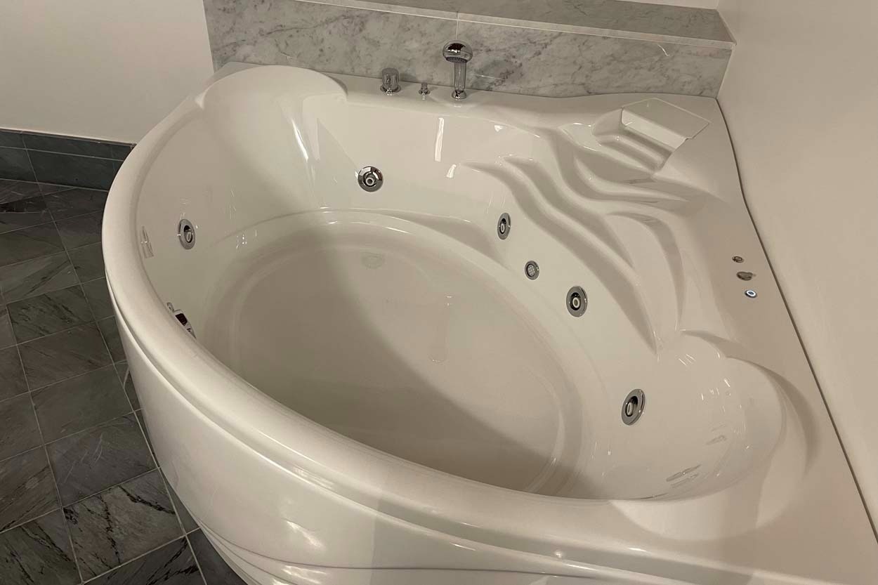 Jacuzzi-Wanne in einem stilvollen Hotelzimmer mit Marmordetails – Casual Rinascimento Firenze