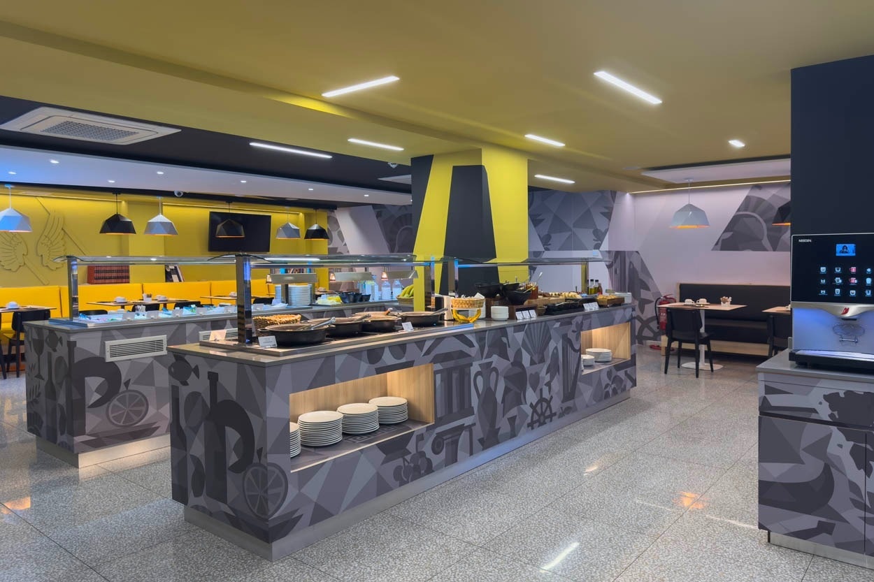 Buffetbereich im Casual Kubic Athens: Vielfältiges Angebot für ein ungezwungenes Speiseerlebnis.