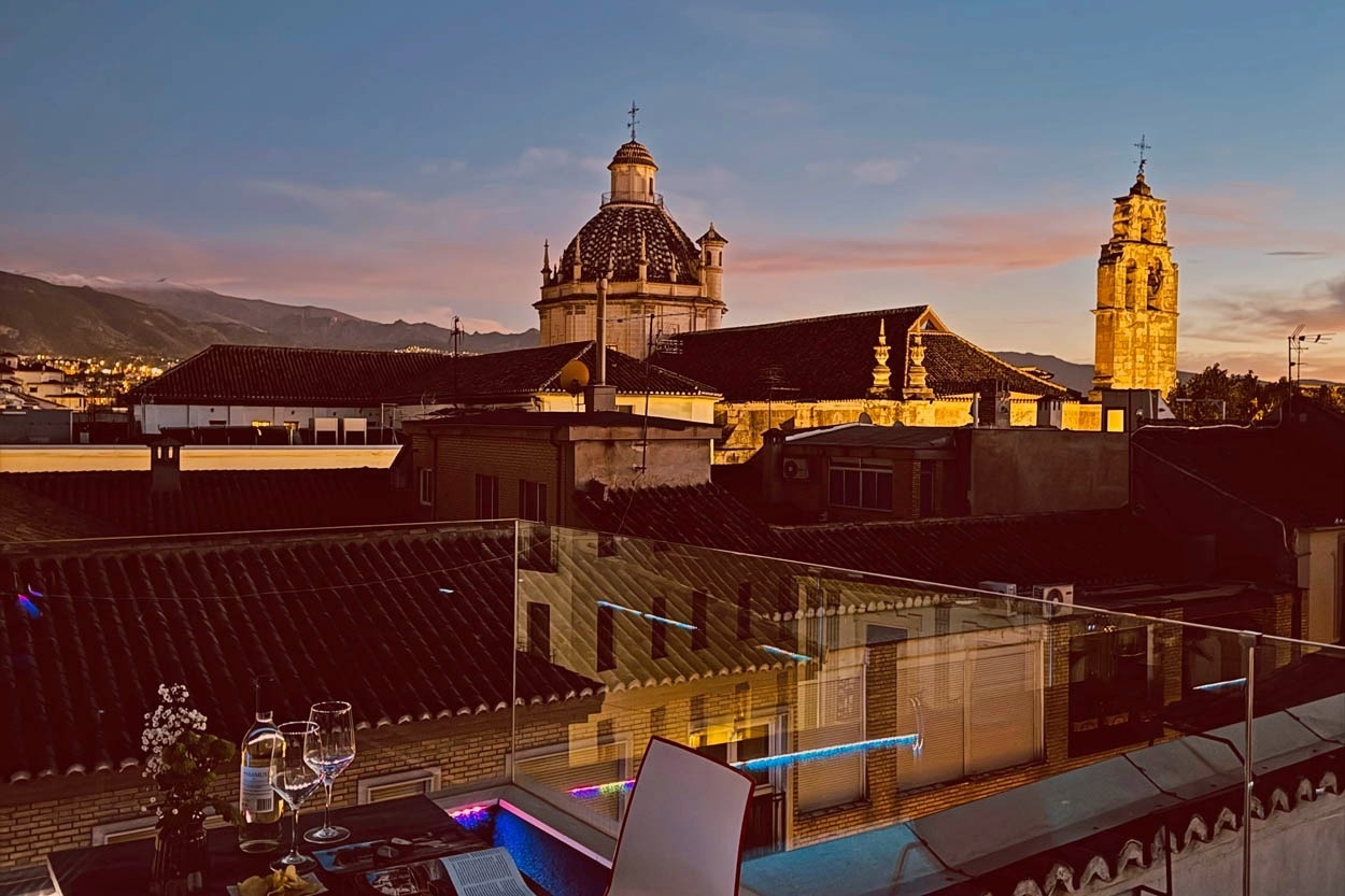 Vista de Granada desde Casual Ilbira Granada: Hotel boutique, cúpula y campanario al atardecer.