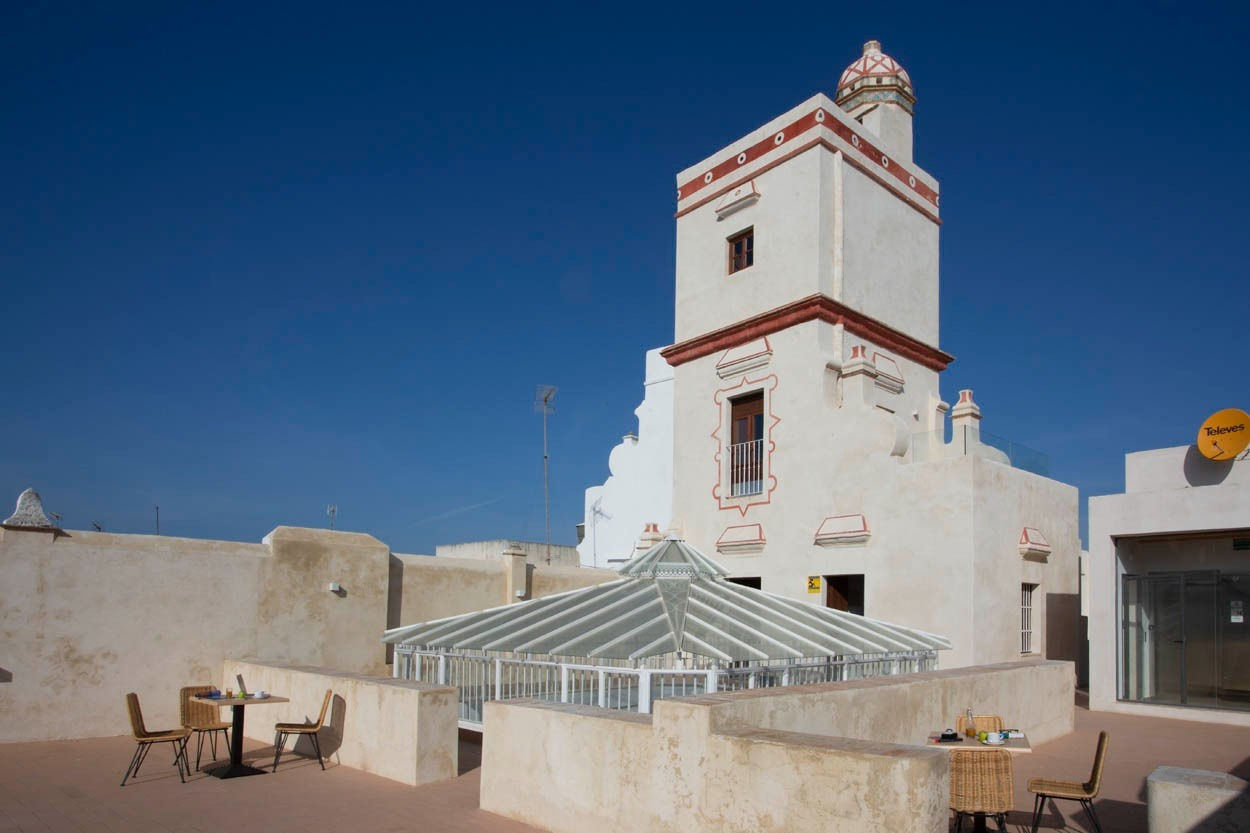 Terrasse mit Möbeln im Casual con Duende Cádiz, Hotel im Zentrum von Cádiz. Entspannter Charme.