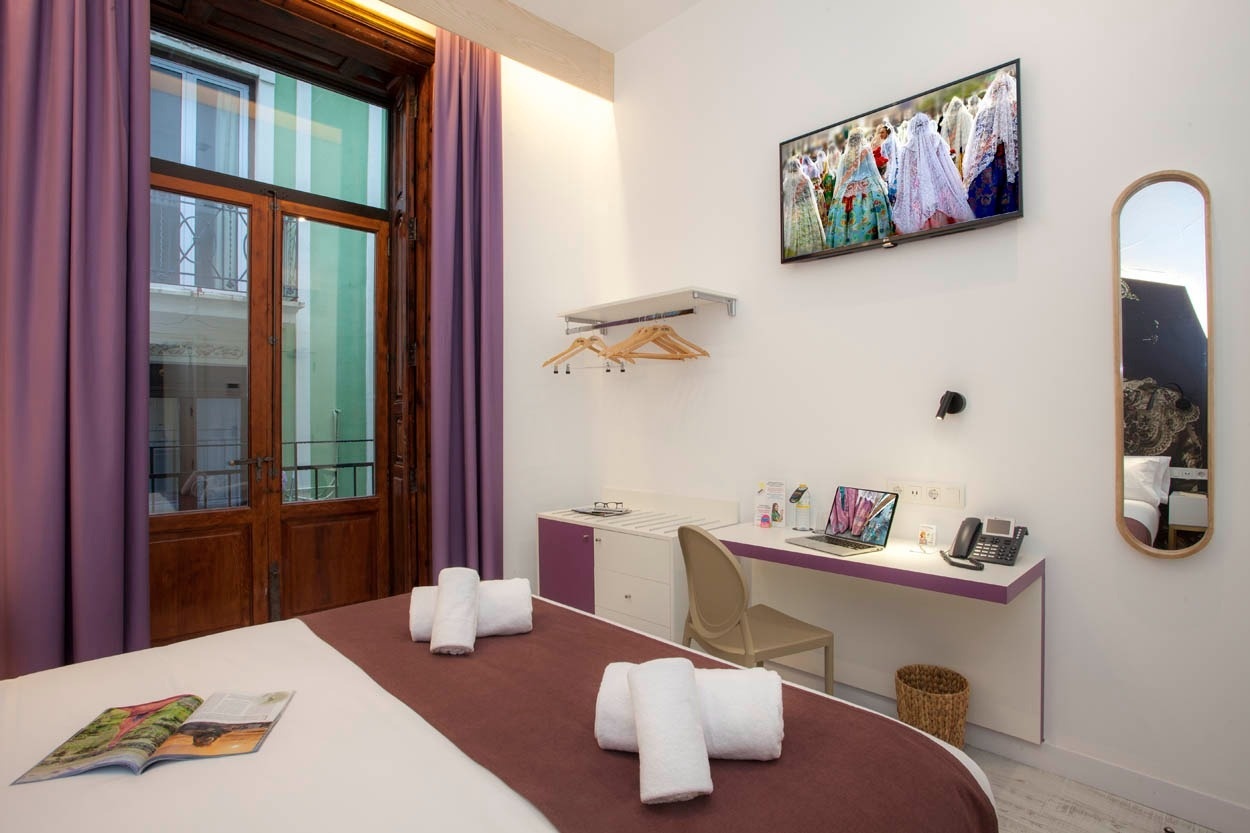 Habitación moderna Casual Socarrat Valencia con TV y escritorio.