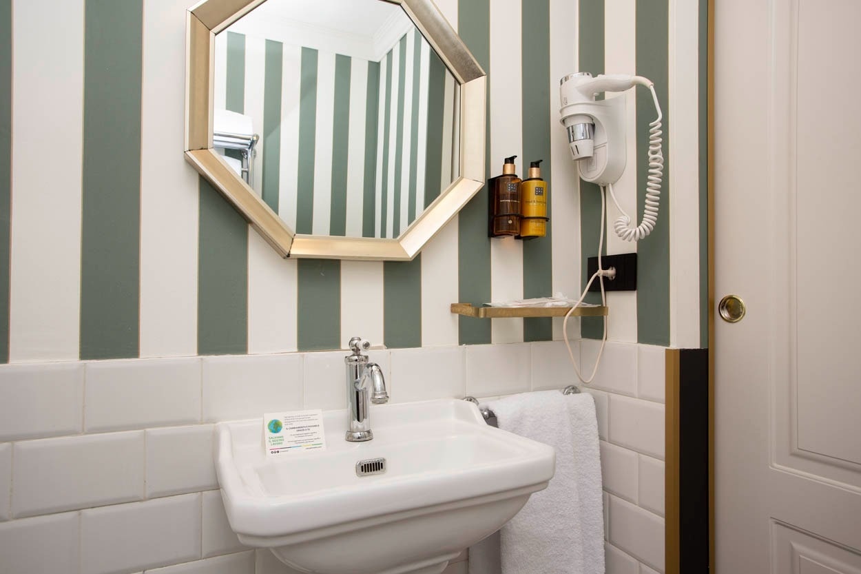 Modernes Badezimmer im Casual Eclettico Milano - Hotel Mailand nähe Bahnhof Centrale, mit Spiegel, Föhn & Waschbecken.