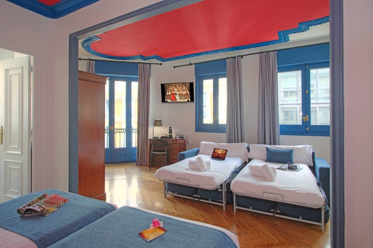 Luxuriöses Schlafsofa im Casual del Teatro Madrid. Boutique-Hotel nahe Gran Vía.