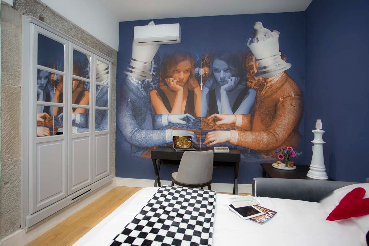 Kühles Zimmer im Casual Rinascimento Firenze mit Schach-Mural und Queensize-Bett.
