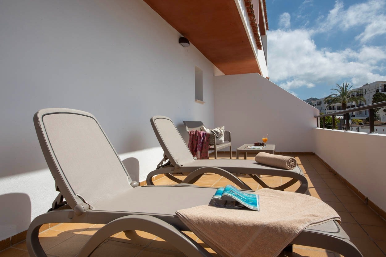 Lounge sur la terrasse privée de Casual Bahía Ibiza - Hôtel près de la plage à Ibiza. Profitez du soleil et de la vue.