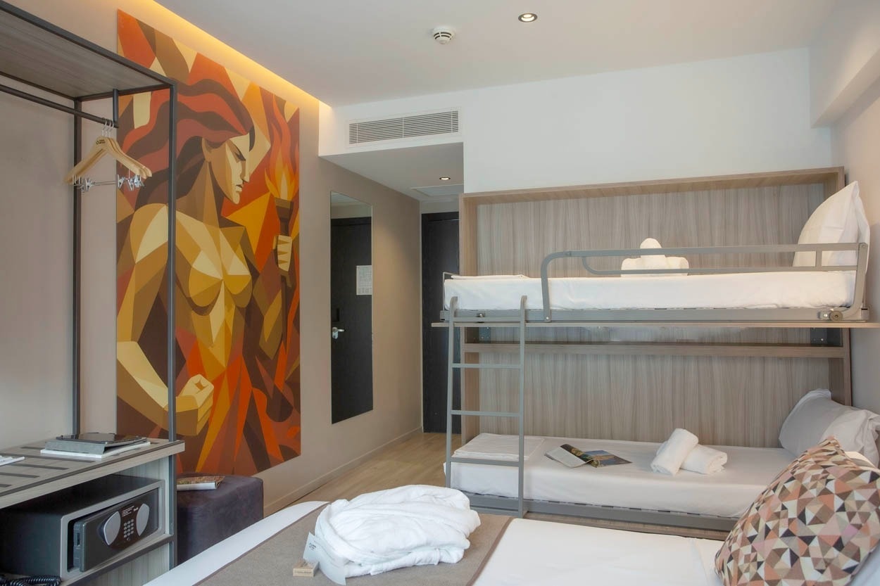 Gemütliches Zimmer mit Etagenbett im Casual Kubic Athens. Perfekt für Familien oder Freunde im Zentrum von Athen.