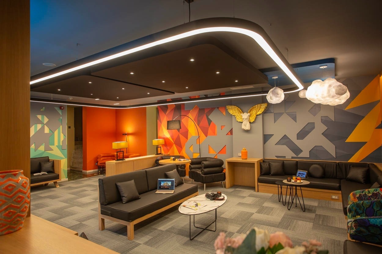 Lounge-Bereich im Casual Kubic Athens - Smart Hotel im Zentrum von Athen mit modernem Design und Kunstwerken.