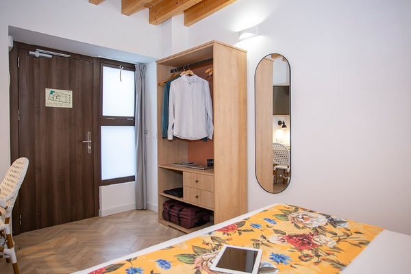 um quarto de hotel com uma cama e um armário