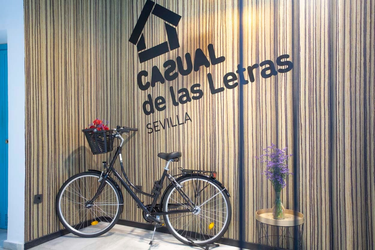 Casual de las Letras Sevilla: Hotel mit literarischem Thema. Fahrraddekoration vor auffälliger Wandgestaltung.