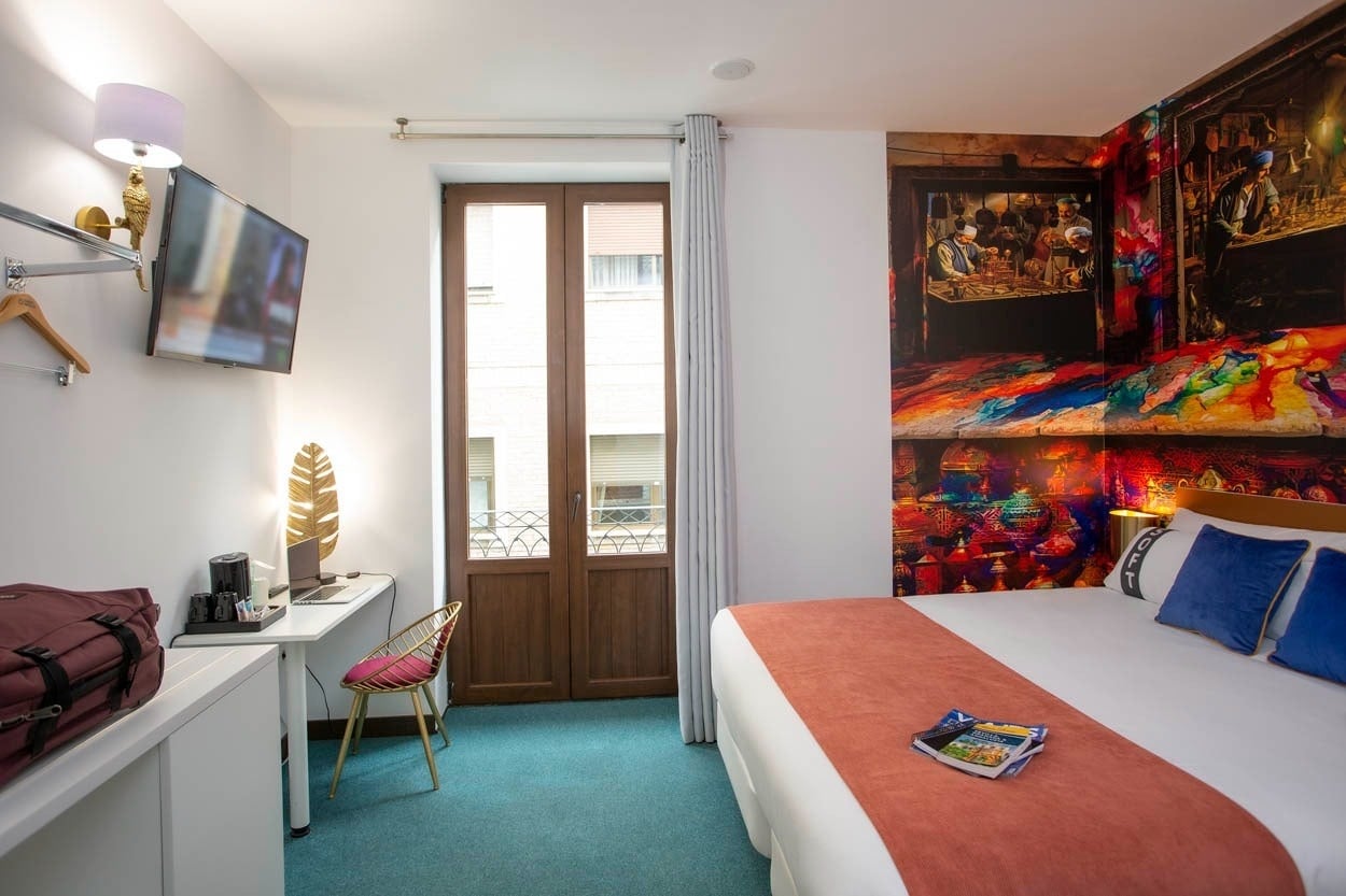 Habitación moderna y colorida en Casual Ilbira Granada, hotel boutique céntrico.