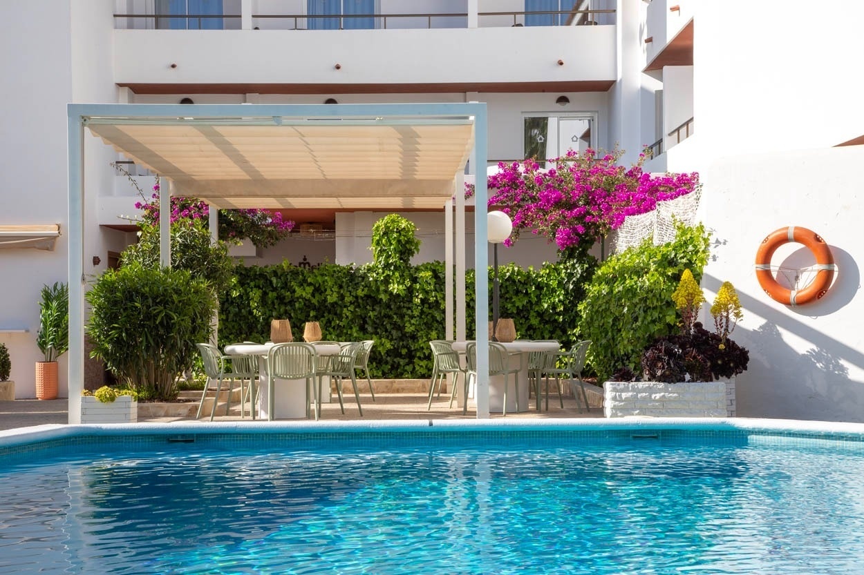Terrasse ombragée et piscine de l'hôtel Casual Bahía Ibiza, idéalement situé près de la plage à Ibiza.