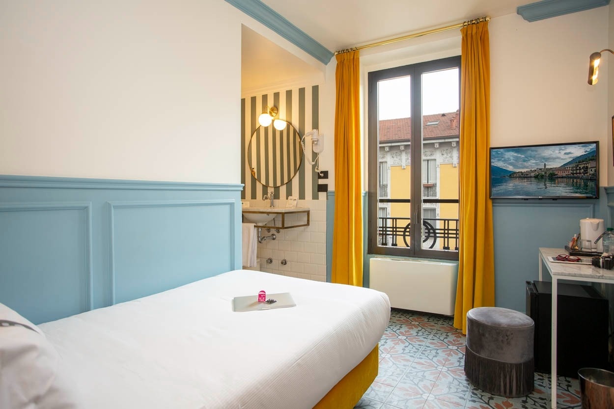 Gemütliches Zimmer im Casual Eclettico Milano - Hotel Mailand nähe Bahnhof Centrale: Bett, Fenster, TV.