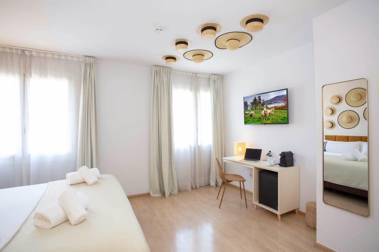 Moderne hotelkamer met comfortabel bed en bureau, Casual Colours Barcelona - Nabij Sants.