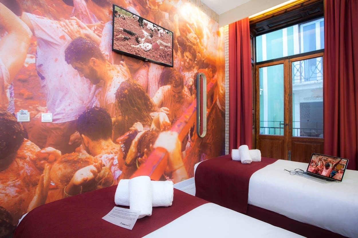 Habitación temática con murales de La Tomatina en Casual Socarrat Valencia, Hotel cerca de la Catedral.