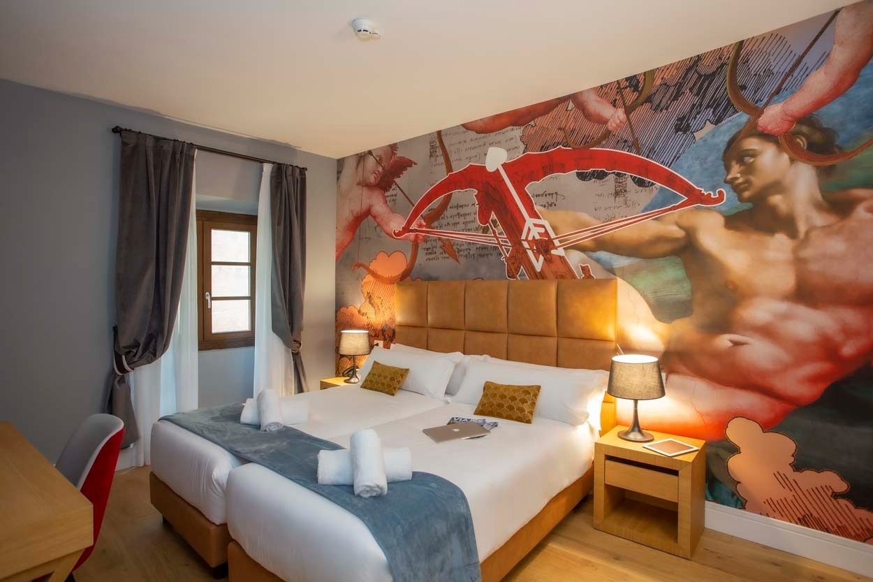 Gemütliches Zimmer im Casual Rinascimento Firenze, zentral in Florenz gelegen, mit Kunst-Thema und Doppelbetten.