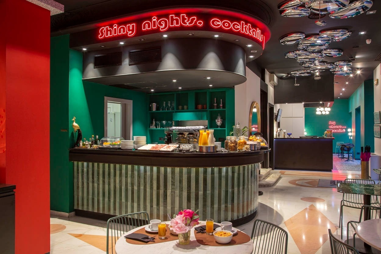 Gemütliche Bar mit Frühstücksbuffet im Casual Eclettico Milano – Hotel Mailand Nähe Bahnhof Centrale. Perfekt für einen entspannten Start.