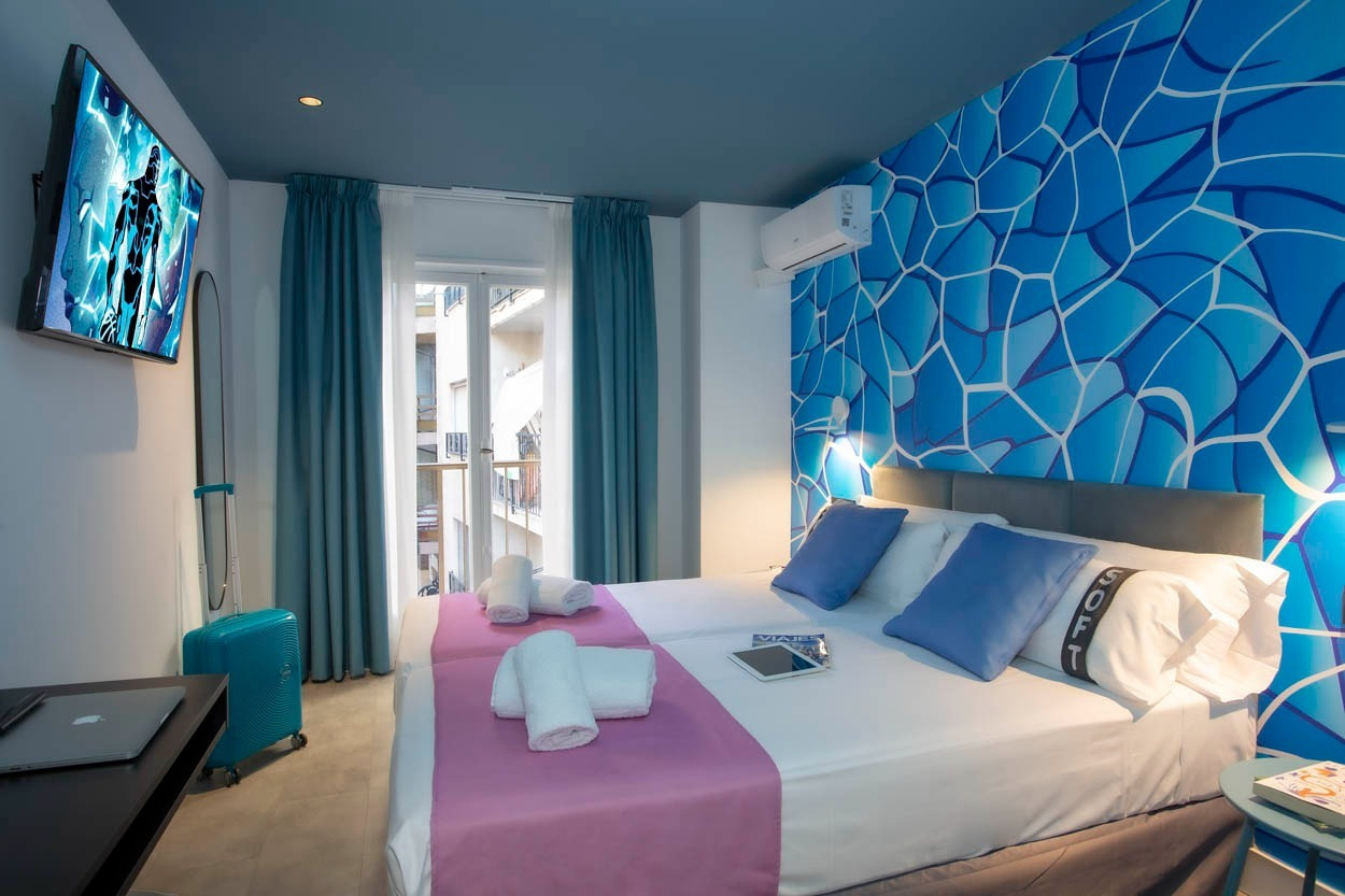 Modernes Doppelzimmer im Casual Pop Art Benidorm - Hotel im Pop-Art-Stil in Benidorm | Casual Hoteles mit blauer Akzentwand.