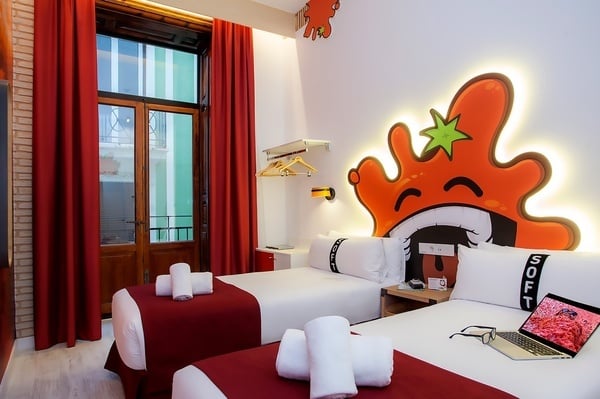 una habitación de hotel con dos camas y una computadora portátil