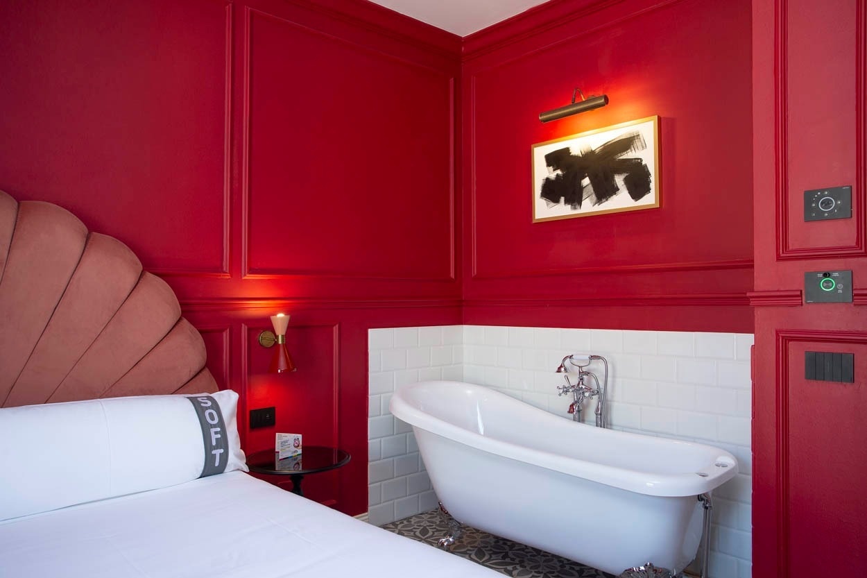Luxuriöses rotes Zimmer mit freistehender Badewanne, Casual Eclettico Milano – Hotel Mailand Nähe Bahnhof Centrale.