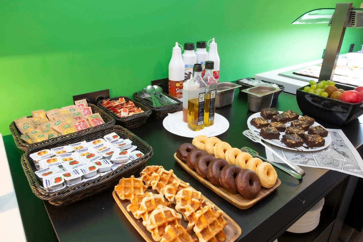 Frühstücksbuffet im Casual Pop Art Benidorm: Waffeln, Donuts, Brownies, Obst, Säfte & mehr.