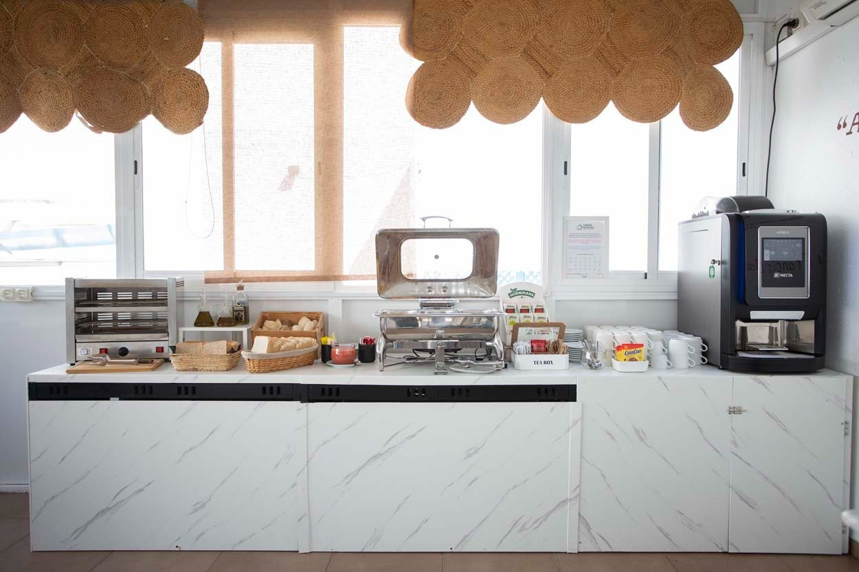 Buffet-Bereich im Casual de las Letras Sevilla Hotel mit stilvoller Marmorarbeitsplatte.