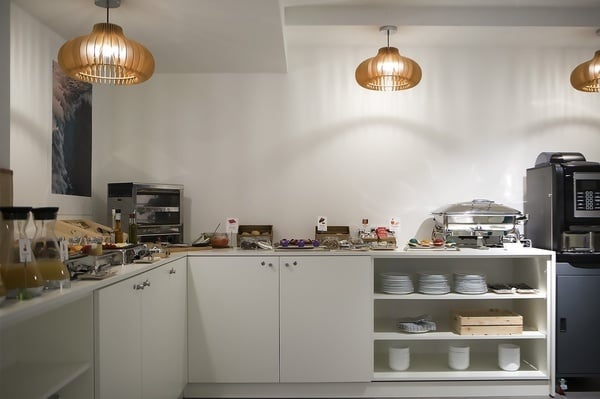 uma cozinha cheia de utensílios e com uma máquina de café