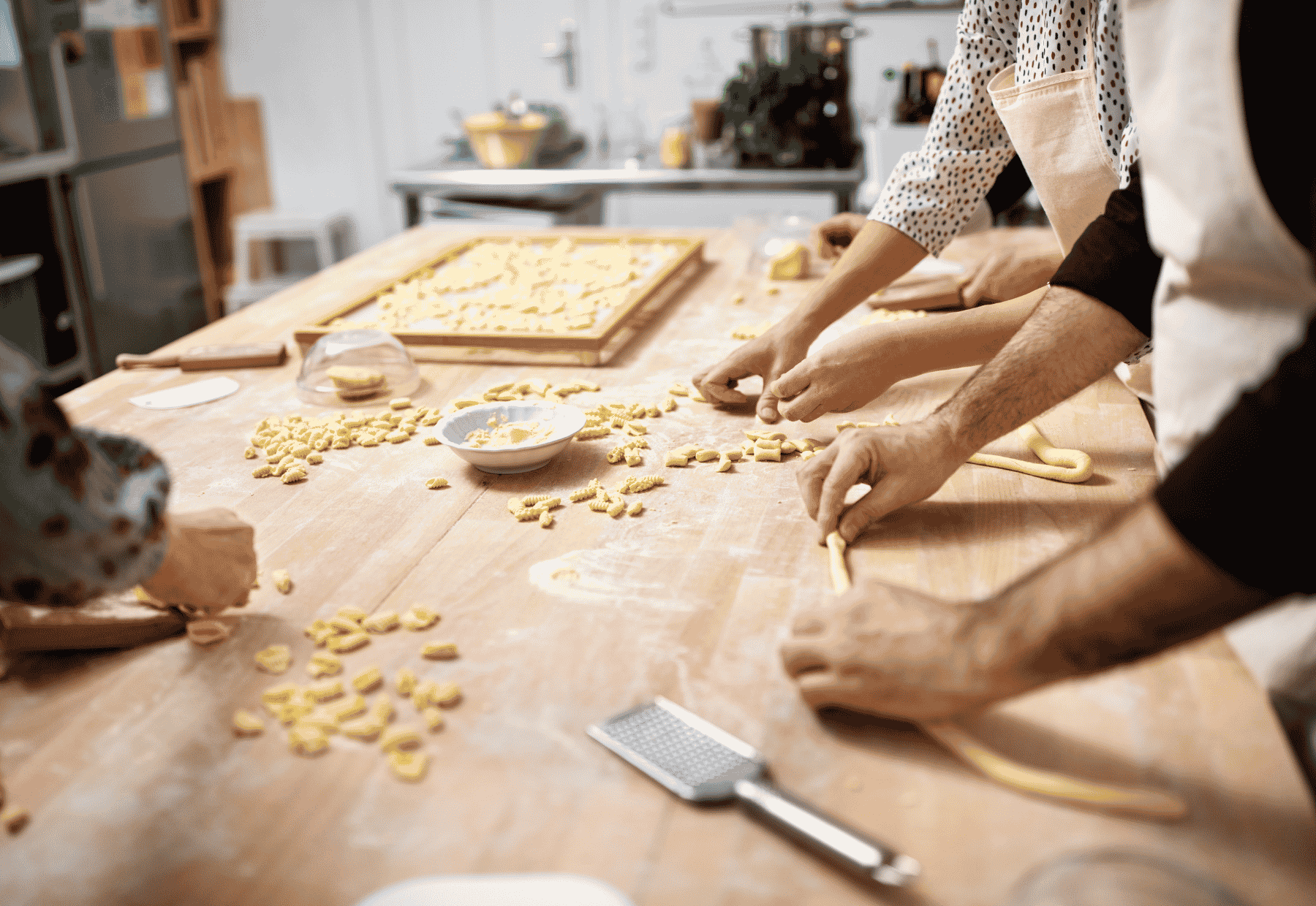 BIAF 2026: Bienal de Antigüedades de Florencia | Casual Cocina casera: manos haciendo pasta fresca en una mesa de madera.