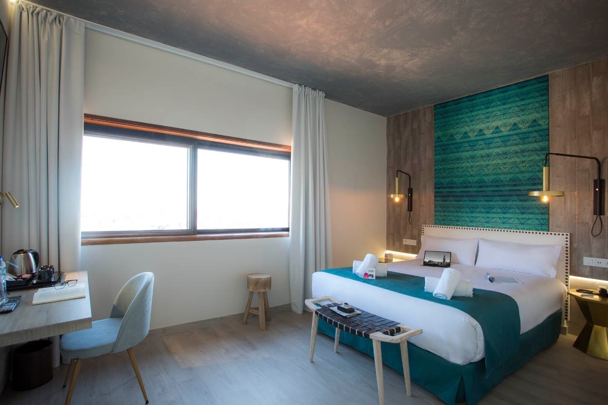 Gemütliches Hotelzimmer mit Fenster und Bett – Casual Inca Porto – Zentrales Hotel in Porto | Casual Hoteles