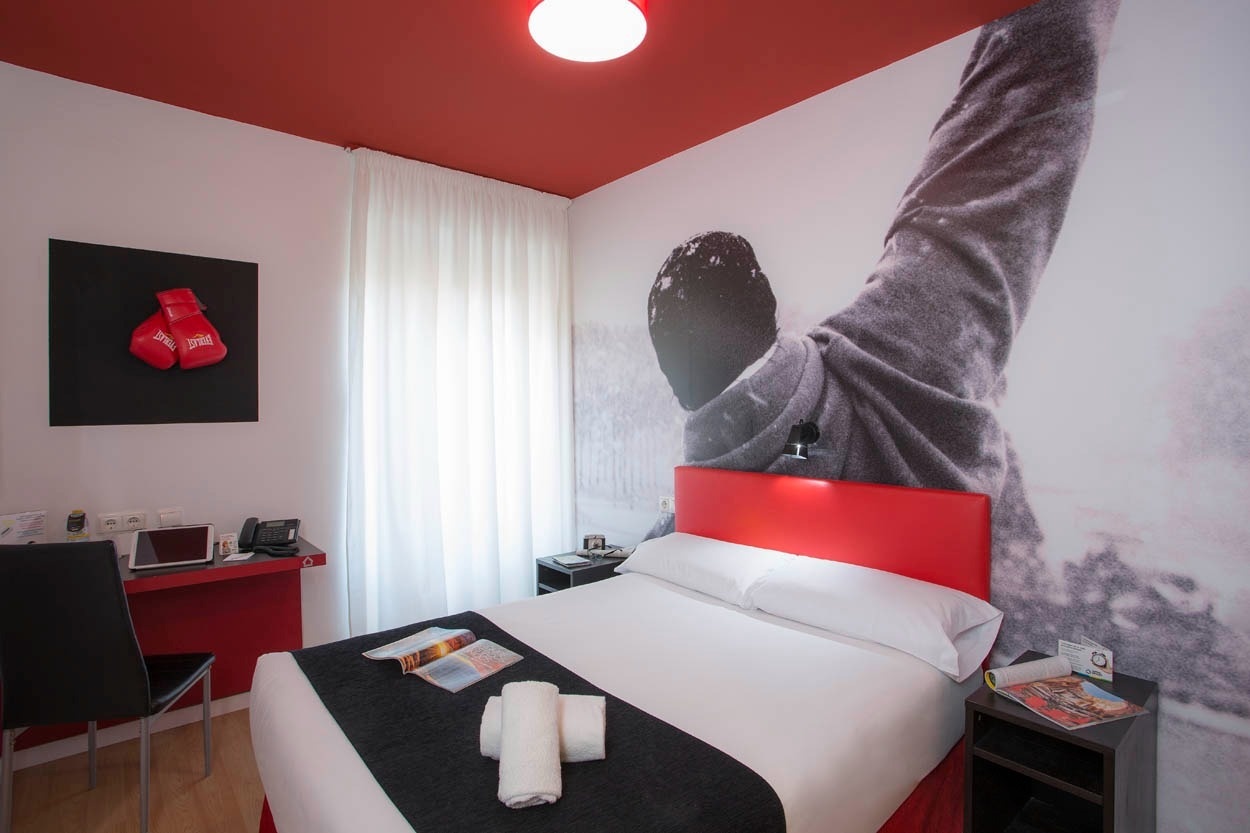 Themenzimmer mit Boxhandschuhen im Casual del Cine Valencia: Ihr thematisches Hotel in Valencia.
