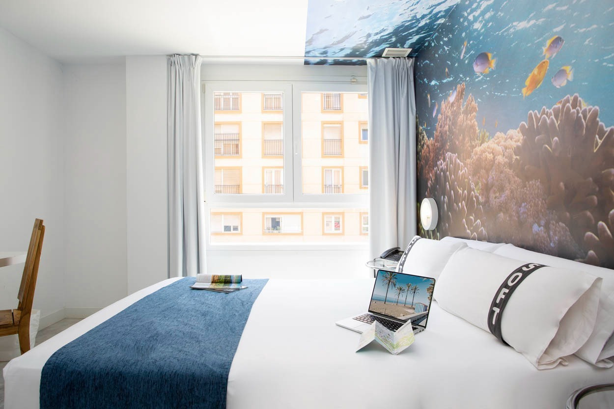Modernes Hotelzimmer im Casual del Mar Málaga mit Unterwasser-Thema, Nähe zum Strand.