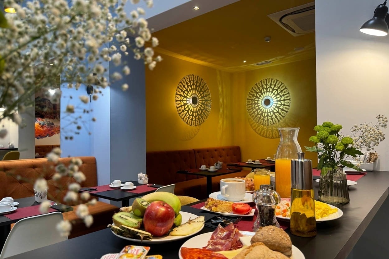 Desayuno buffet en Casual Ilbira Granada - Hotel boutique con platos variados y fruta fresca.
