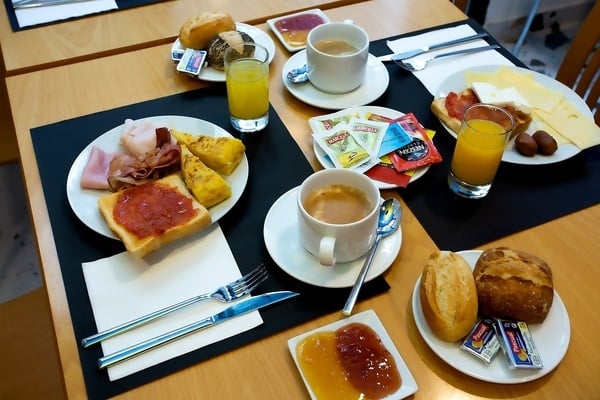 une table de petit-déjeuner avec une tasse de café nescafe