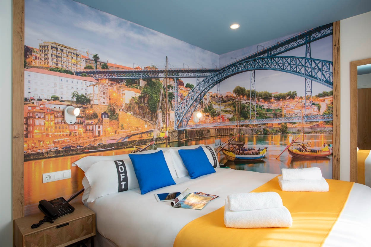Camera hotel Casual Raízes Porto con murale ponte Dom Luís I e fiume Douro.