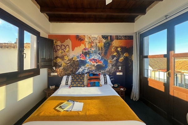 um quarto com uma cama e uma pintura na parede que diz apro