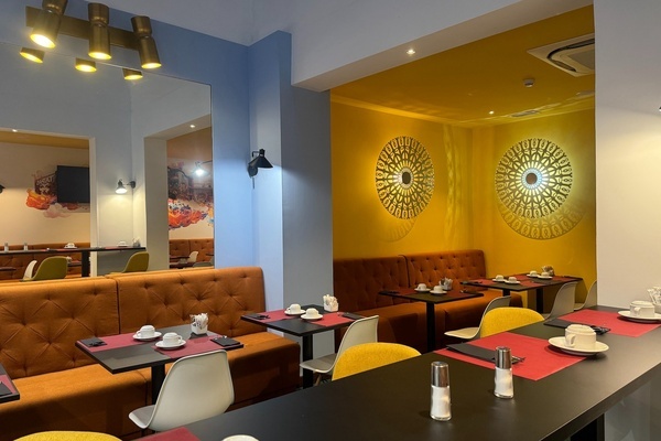 uma sala de jantar com muitas mesas e cadeiras