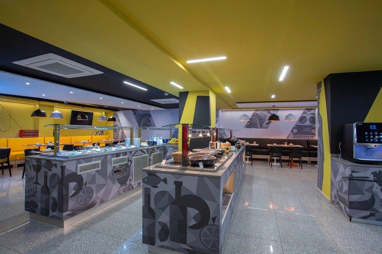 Buffetbereich im Casual Kubic Athens - Smart Hotel im Zentrum von Athen, mit vielfältigen Speisenoptionen.