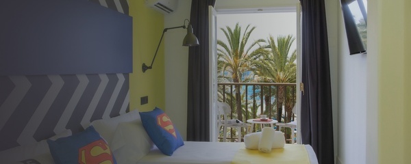 una habitación con una cama y una almohada de superman