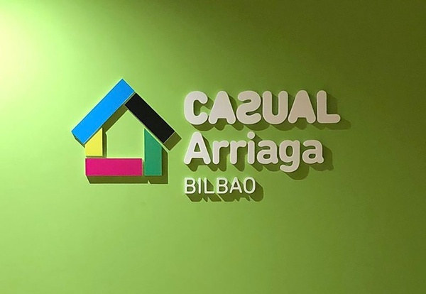 a green sign that says casual arriaga bilbao
