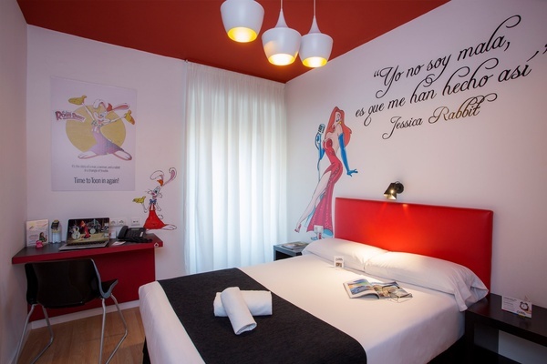 una habitación con una cama y un cartel de roger rabbit