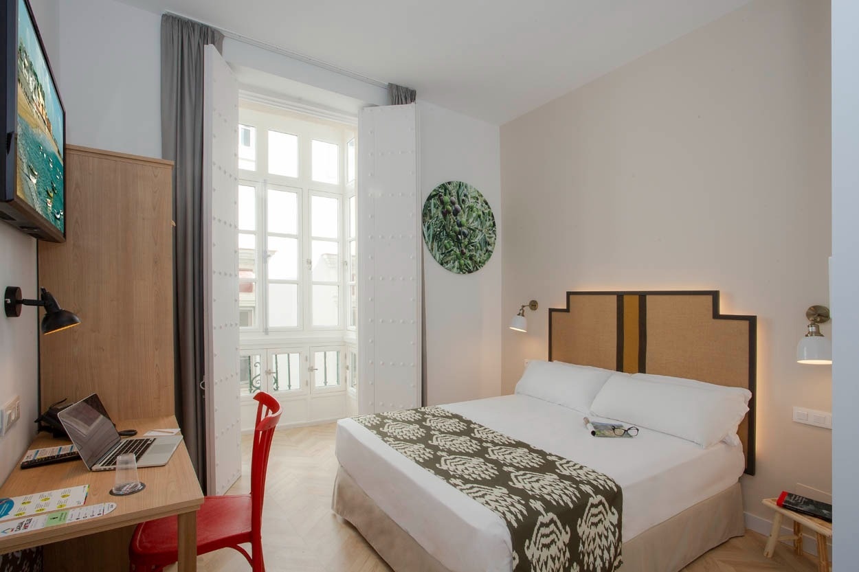 Gemütliches Zimmer im Casual con Duende Cádiz - Historisches Zentrum. Doppelbett, Schreibtisch & Fenster.