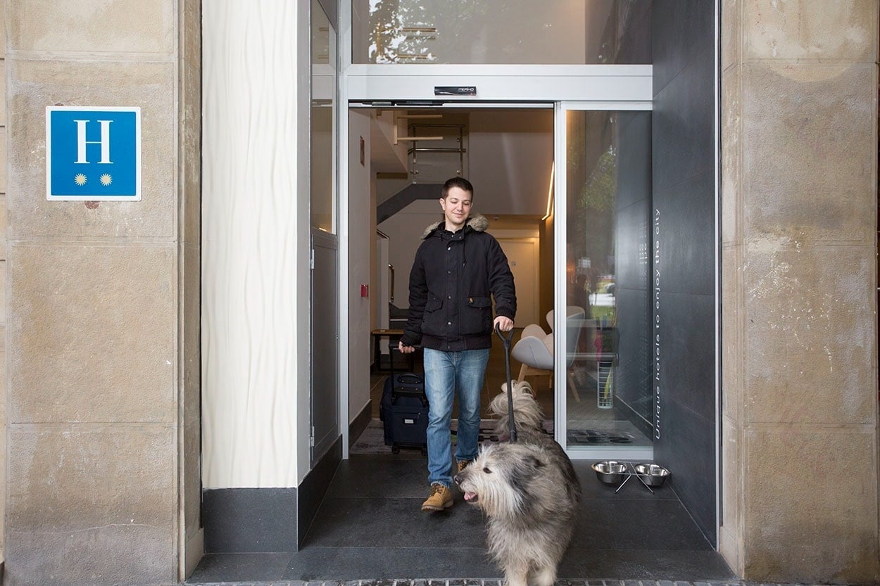Casual de las Olas San Sebastián: Ein Mann mit Hund und Gepäck betritt das Hotel.