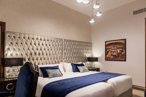 una habitación de hotel con dos camas y una pintura en la pared