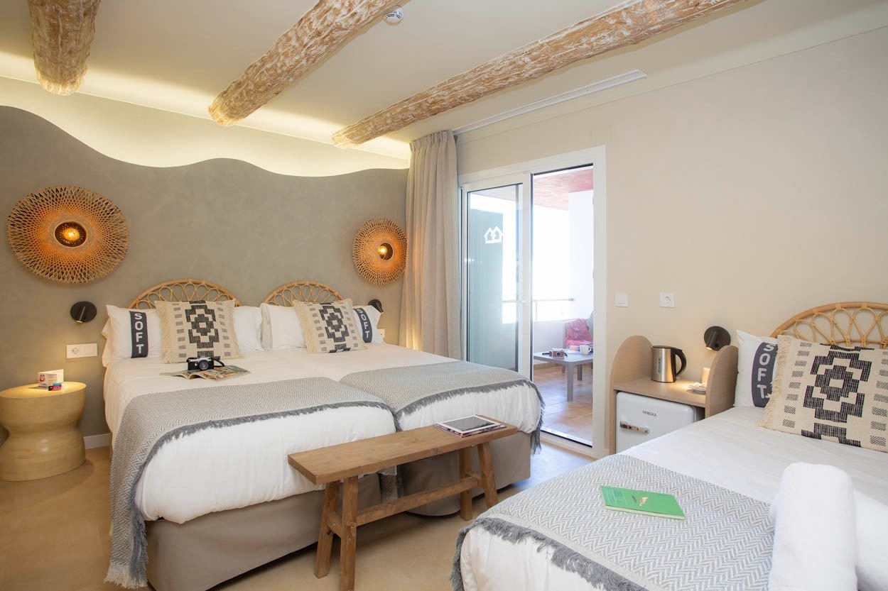 Chambre Casual Bahía Ibiza avec deux lits jumeaux, déco bohème, près de la plage.
