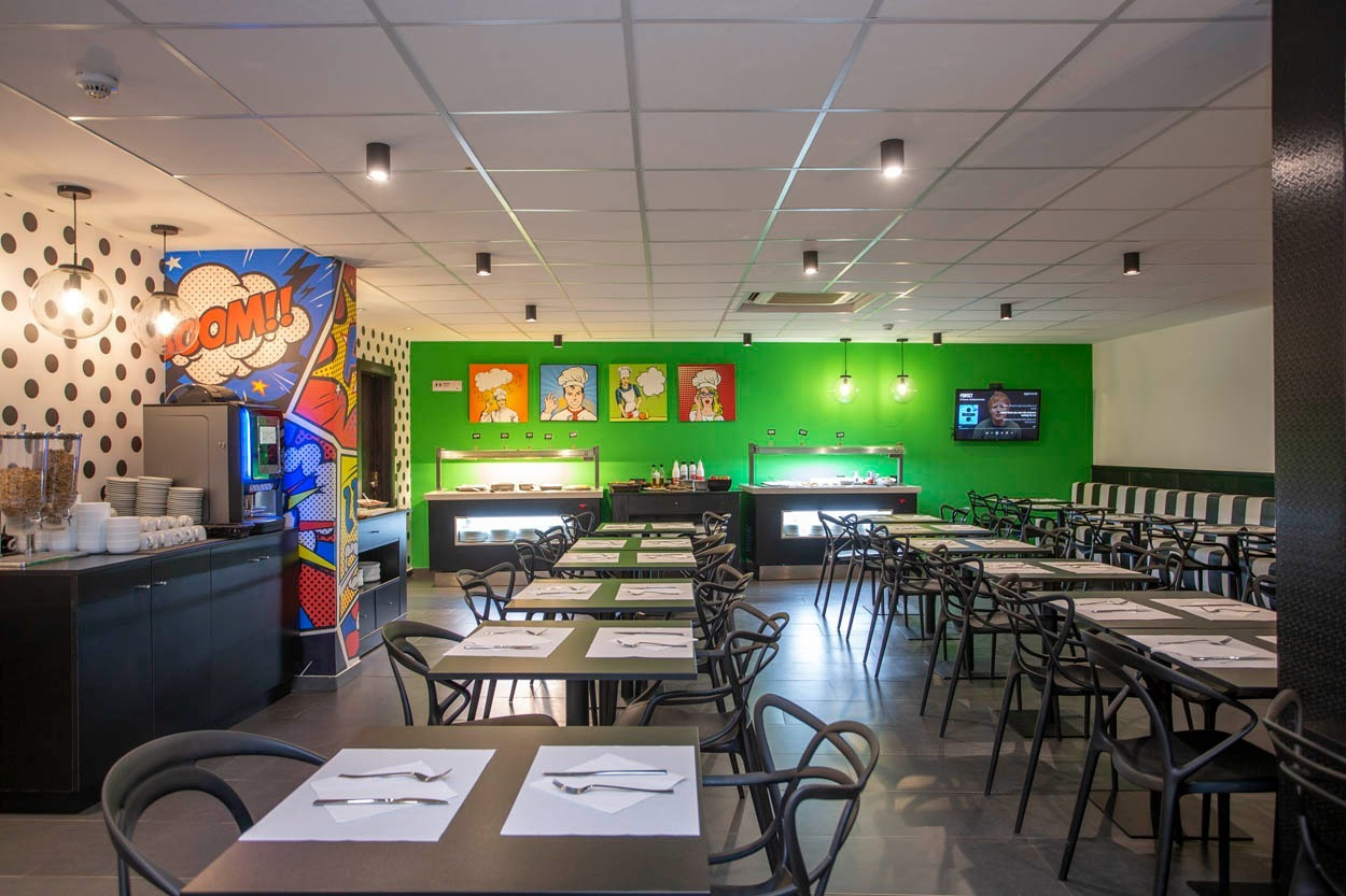 Casual Pop Art Benidorm: Essbereich mit Pop-Art-Deko und Buffet.
