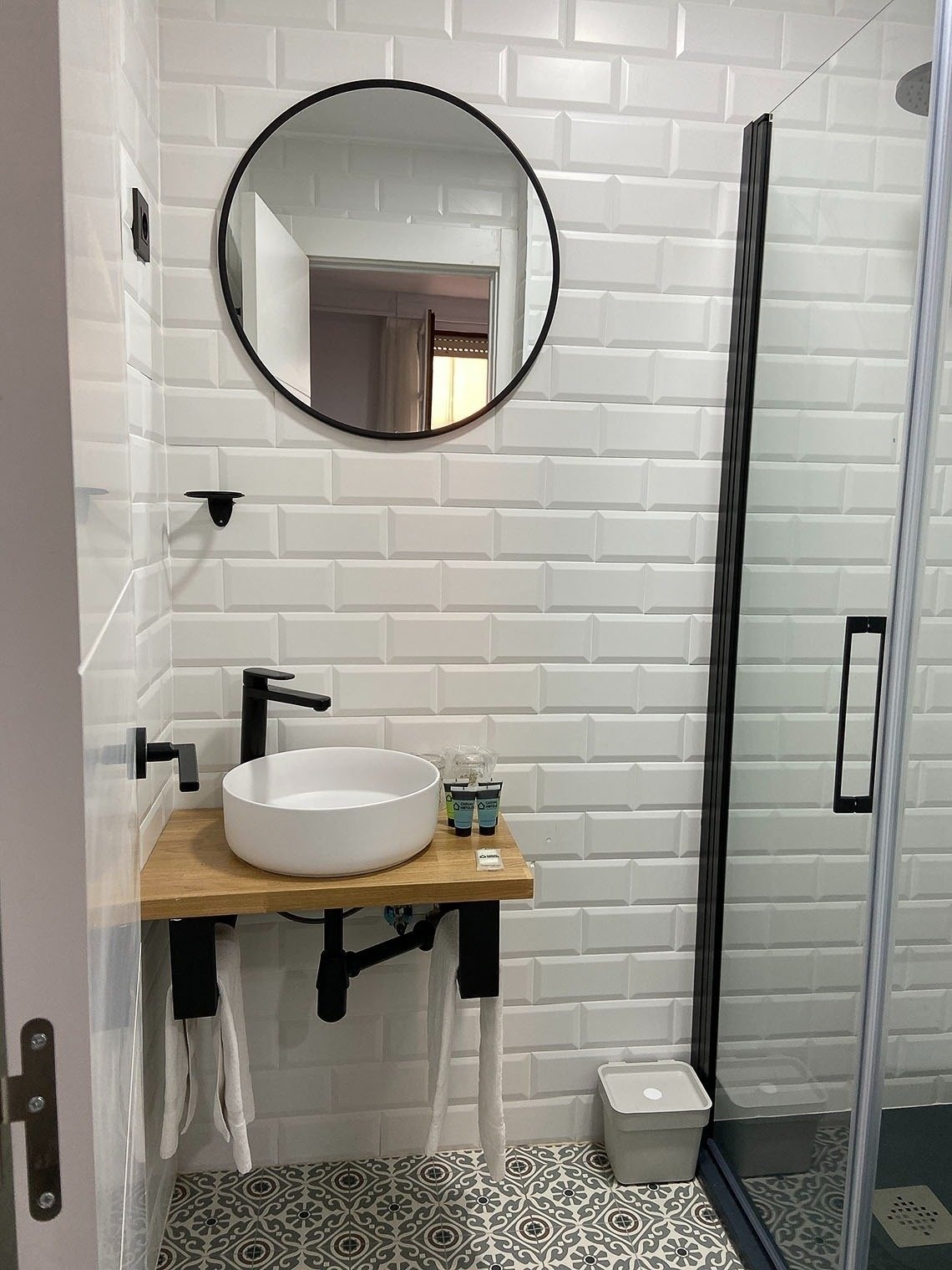 Modernes Badezimmer mit Dusche und Waschbecken bei Casual Mardones Bilbao - Unterkunft im Zentrum | Offizielle Website von Casual Hoteles