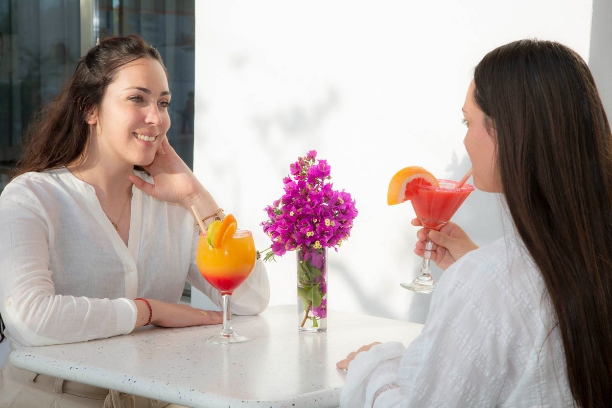 Détente au Casual Bahía Ibiza : cocktails et vue plage, l'ambiance parfaite à Ibiza.