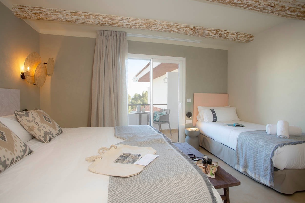 Chambre familiale spacieuse chez Casual Bahía Ibiza, avec deux lits confortables et une vue sur la terrasse.